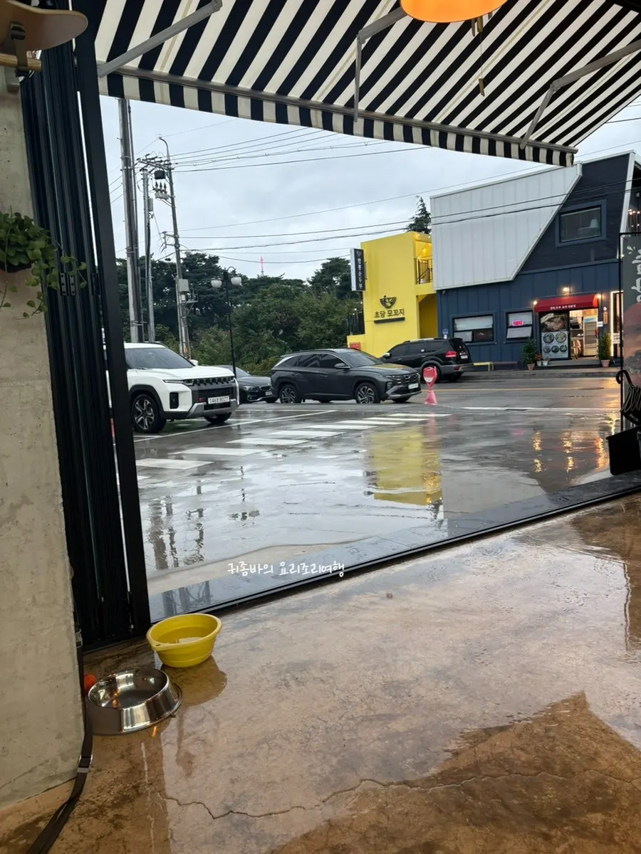 Interior atmosphere of Moana Burger