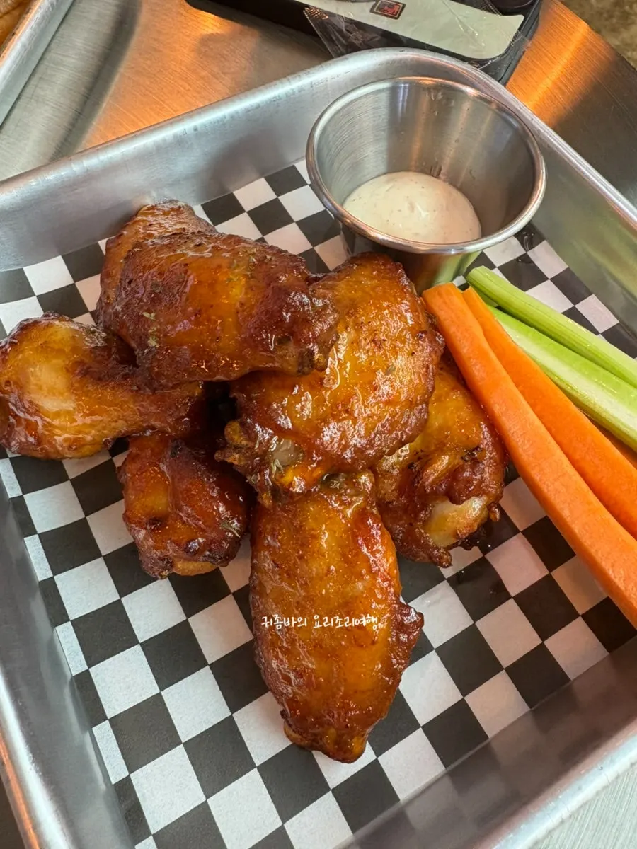 Moana Burger's buffalo wings, 8 pieces