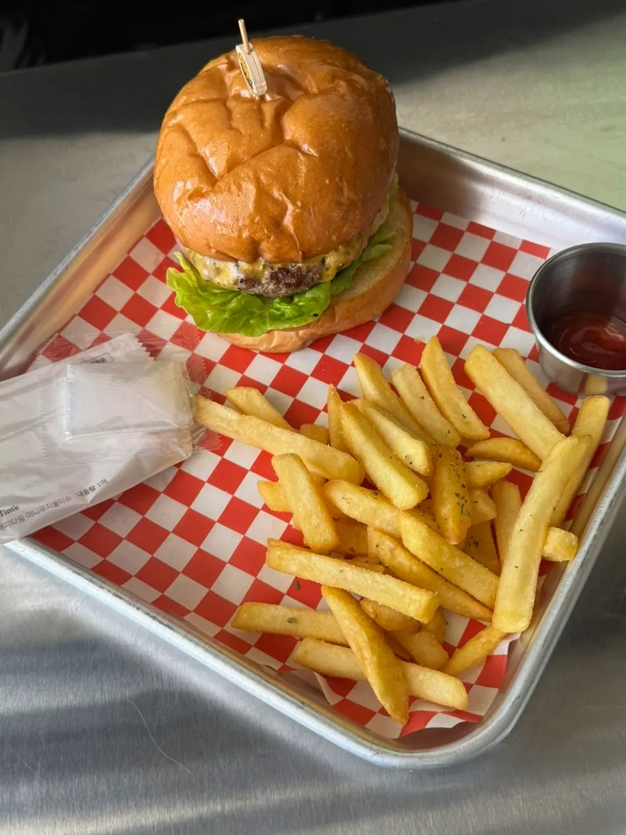 Disposable gloves provided with the burger