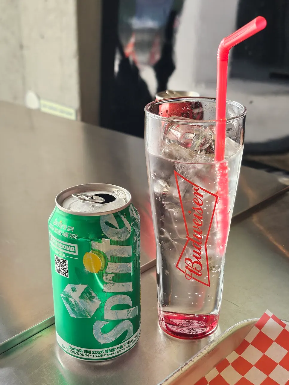 탄산음료와 함께한 버거