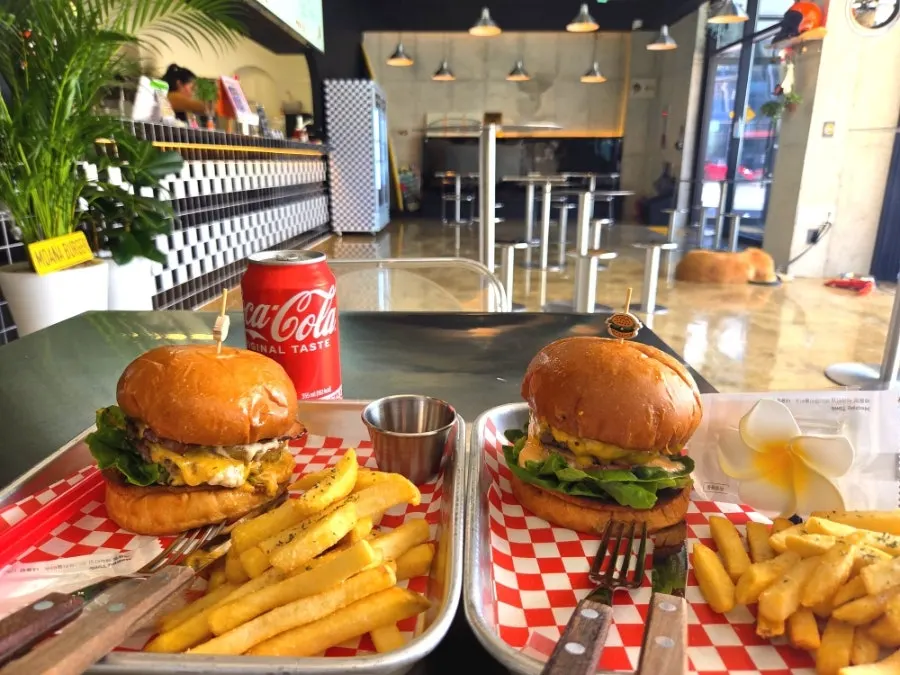 モアナバーガーとハワイアンバーガーのセット