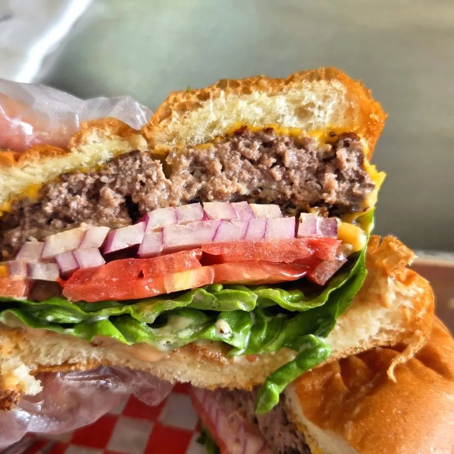 モアナバーガーのパティと玉ねぎ、トマト
