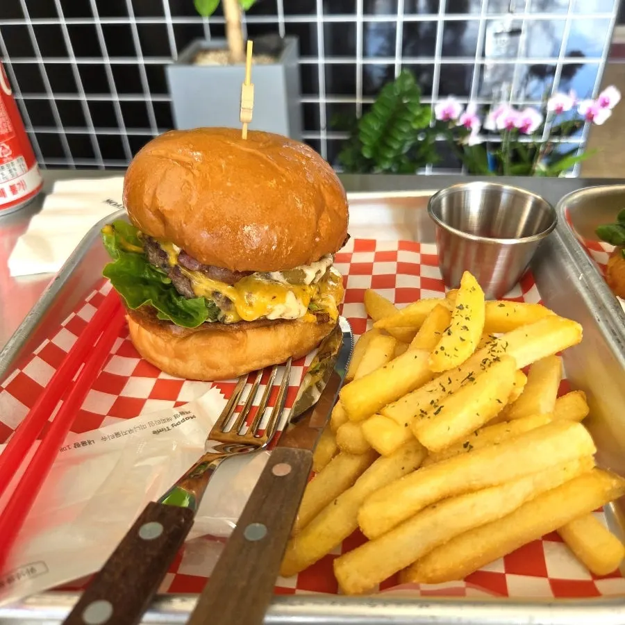 手で押さえて持ったモアナバーガー