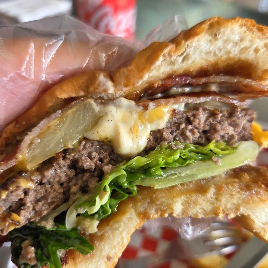 焼いたパイナップルが入ったハワイアンバーガー