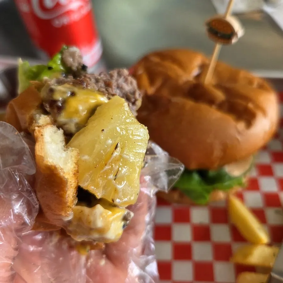 ハワイアンバーガーと炭酸飲料のセット