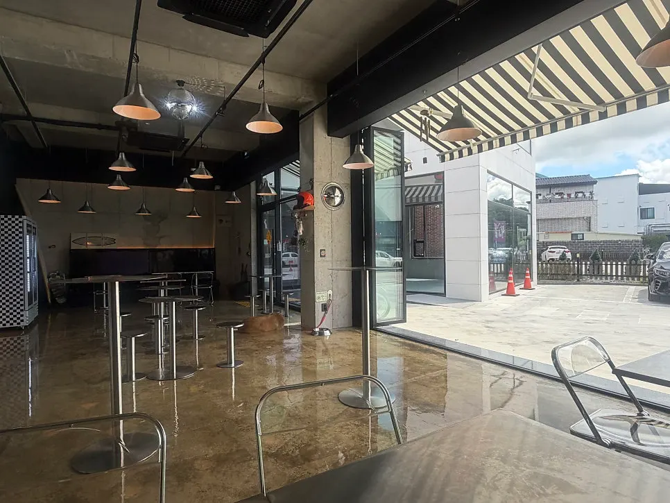 Moana Burger entrance with doors wide open