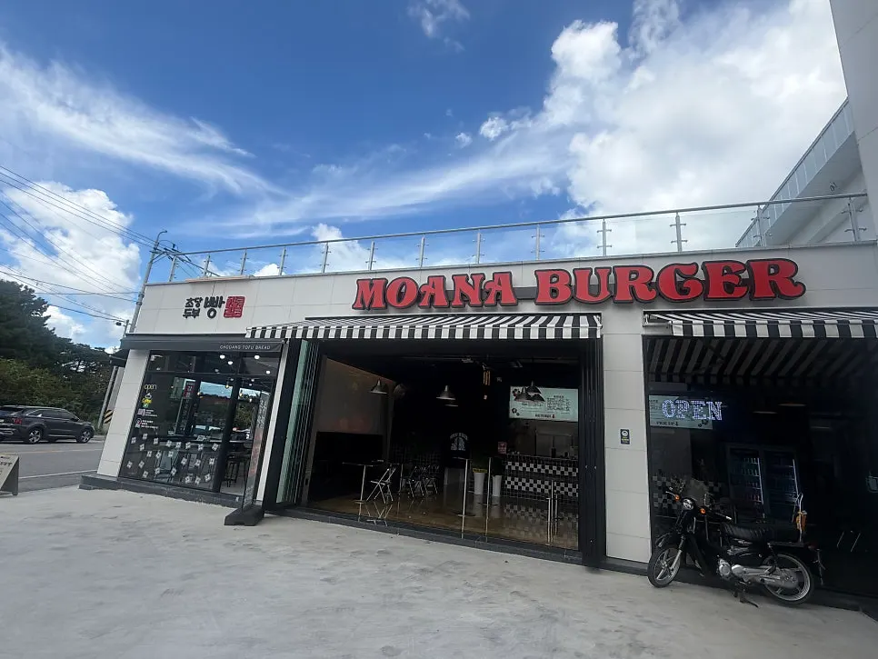 Moana Burger sign with an American surf-shop feel