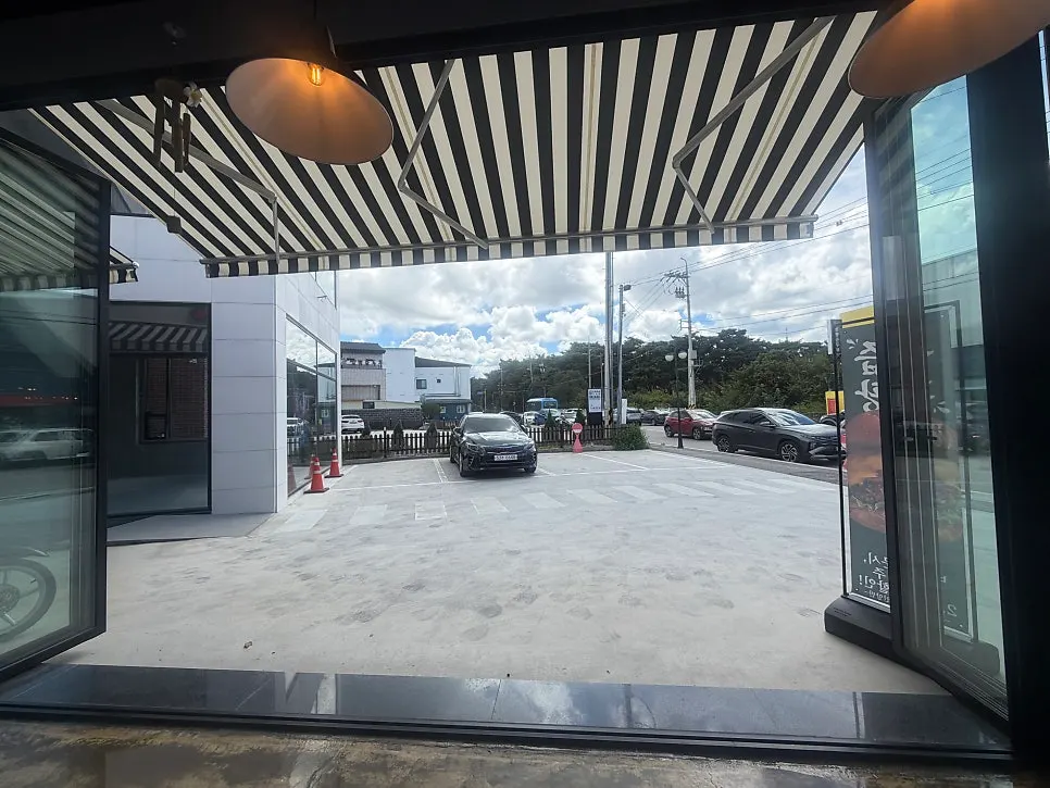 Open-style store exterior with sea breeze flowing in