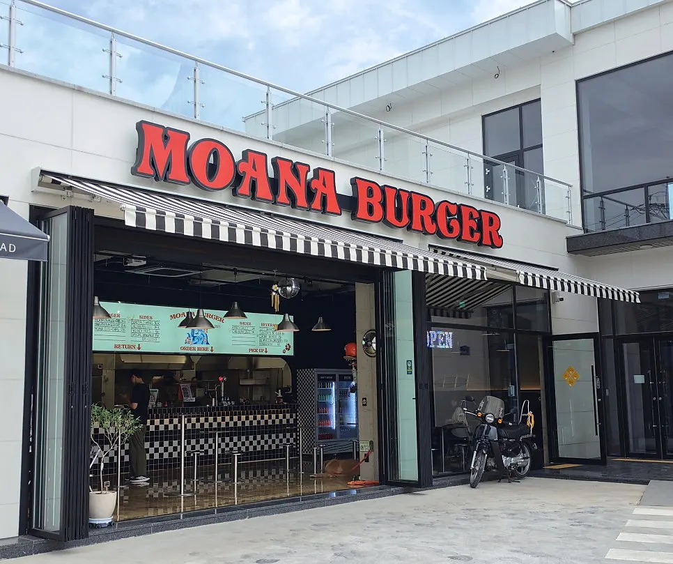 모아나버거 외관과 매장 앞 주차 공간