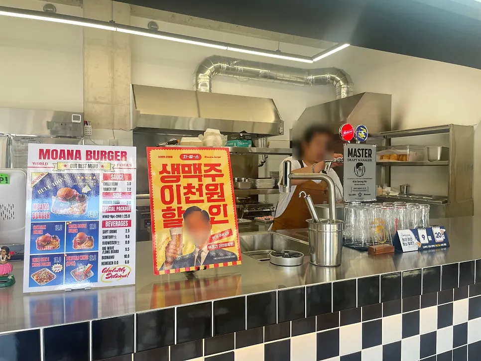 버거를 만드는 모습이 보이는 모아나버거 오픈 주방
