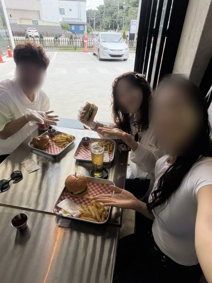 버거와 감자튀김에 생맥주 곁들인 상차림