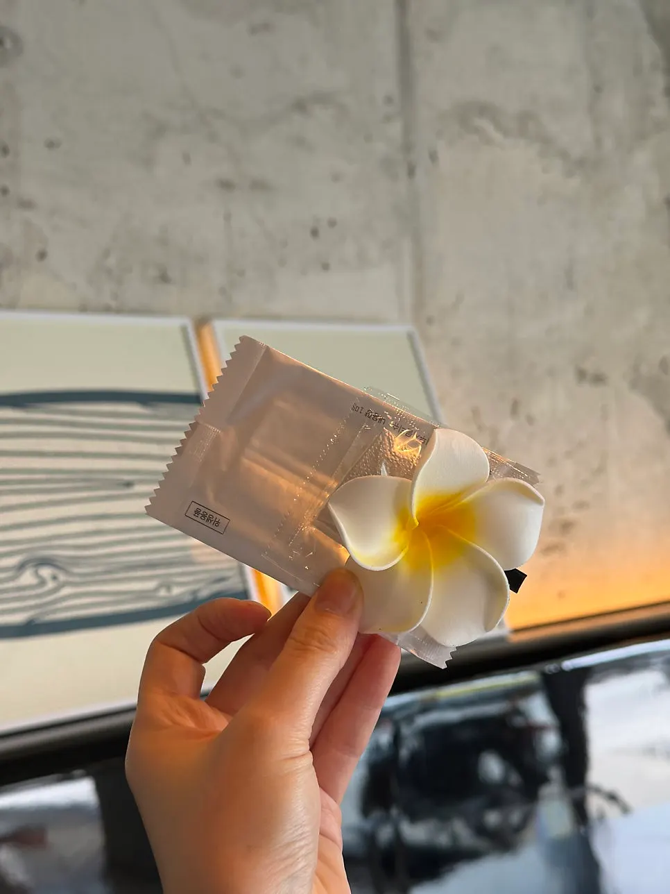 Disposable gloves served with the burger