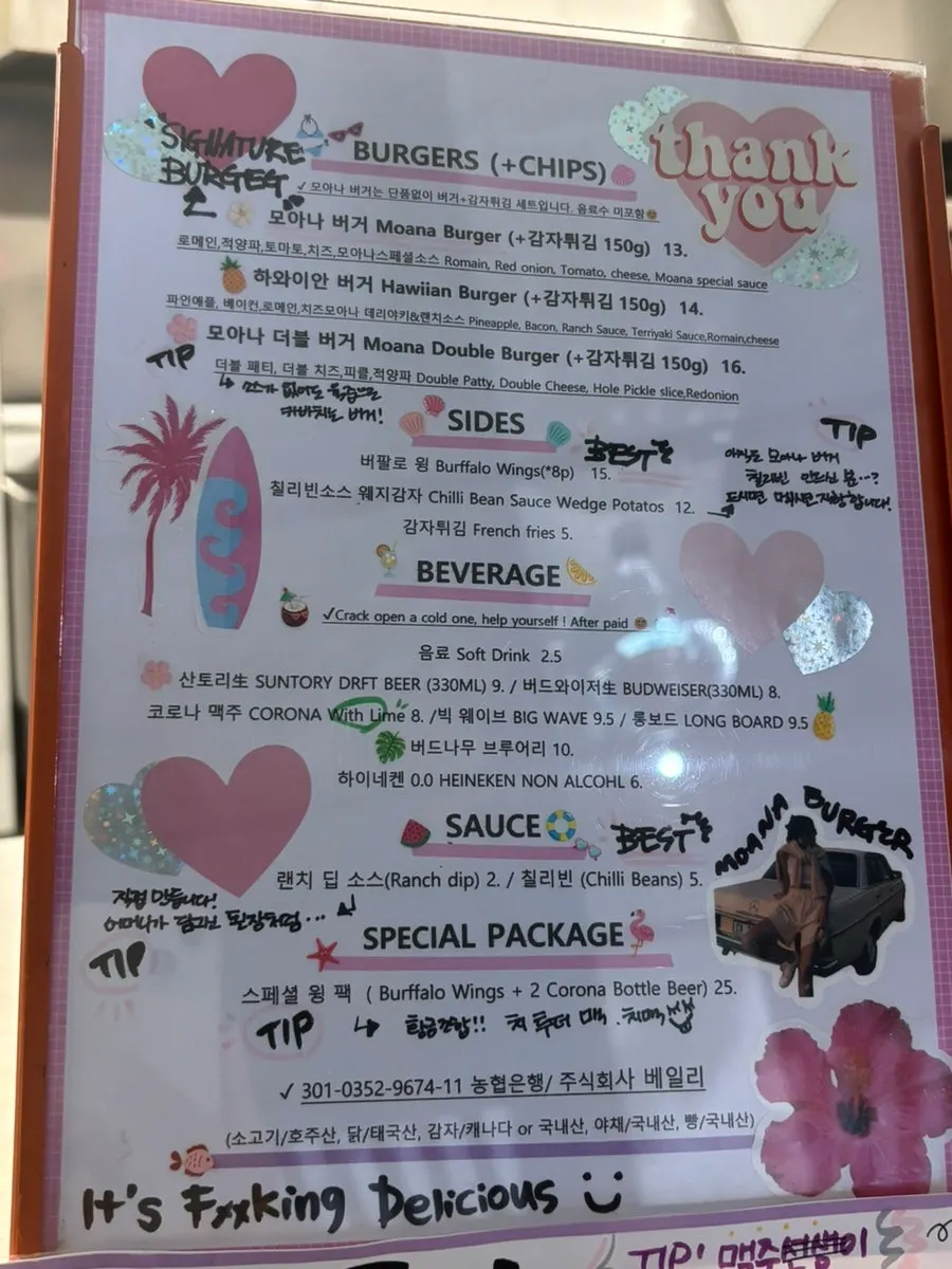 조명과 스테인리스 테이블의 매장 인테리어