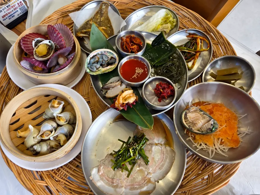 Full view of the ₩25,000 per person haenyeo table setting