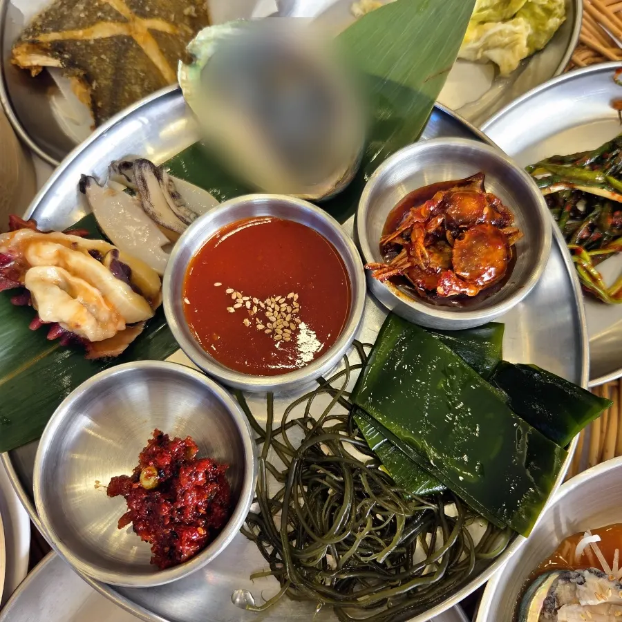 Side dishes served alongside the pressure-cooker abalone porridge