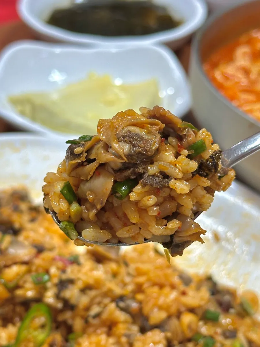 Large cockle bibimbap with plenty of cockles