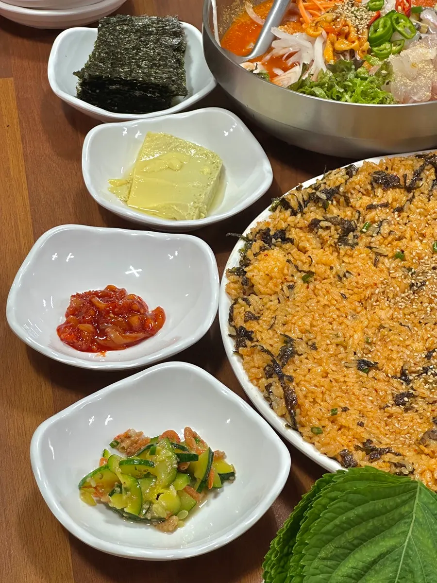 Cockle bibimbap served with seaweed or perilla leaves