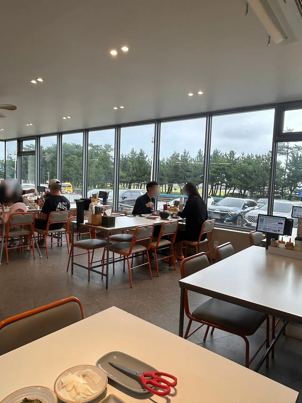 Dining hall seating at Samgyori Dongchimi Makguksu Namhangjin branch