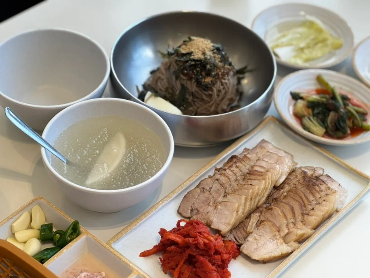 삼교리동치미막국수 남항진점 막국수와 보쌈 상차림