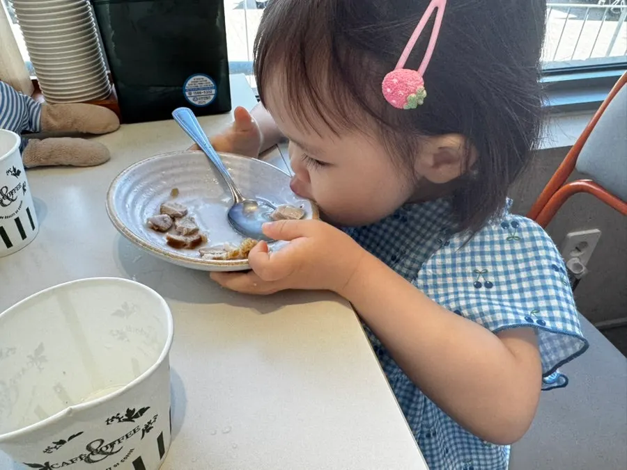 강릉 남항진 오션뷰 막국수집 테이블