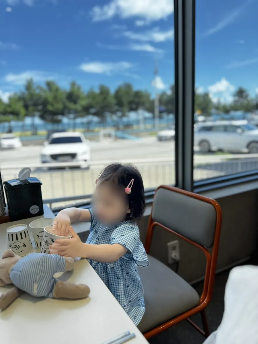 일반 의자에 앉아 식사를 기다리는 아기