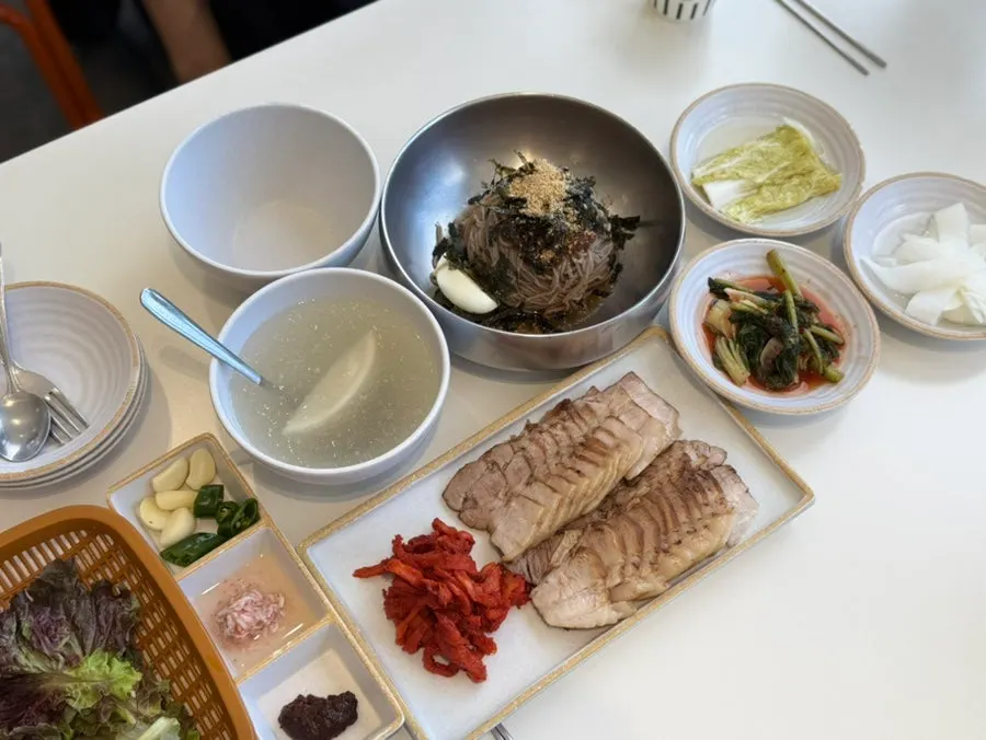 막국수와 보쌈 소가 차려진 상