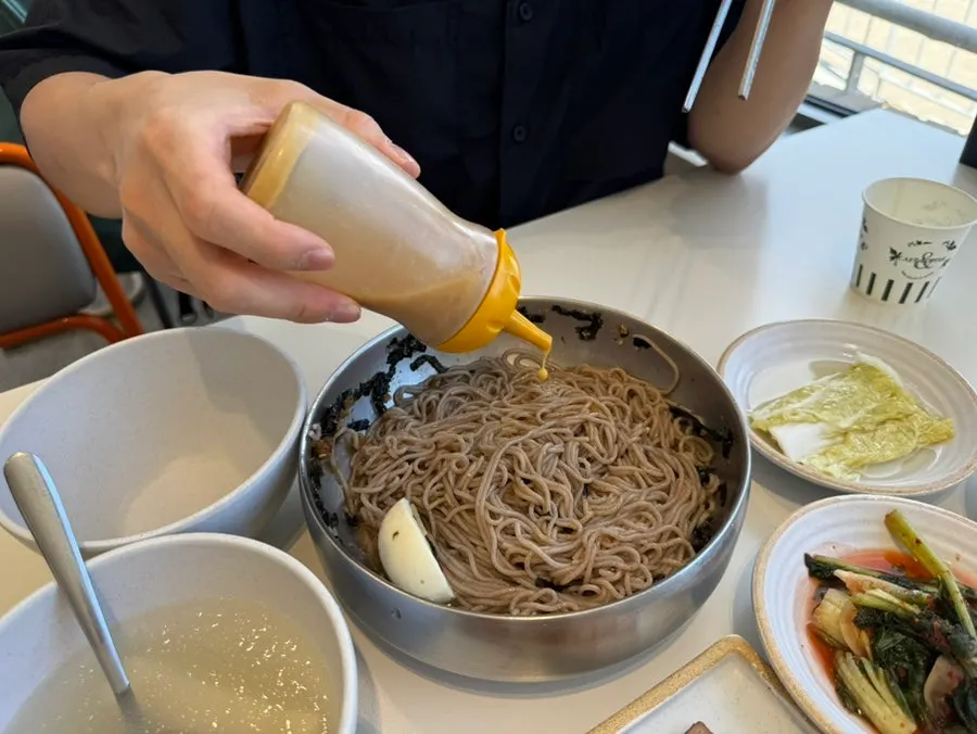 비벼 완성한 동치미막국수