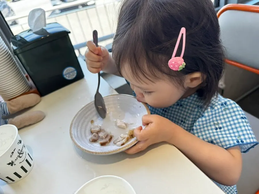그릇을 들고 막국수 국물을 마시는 아기
