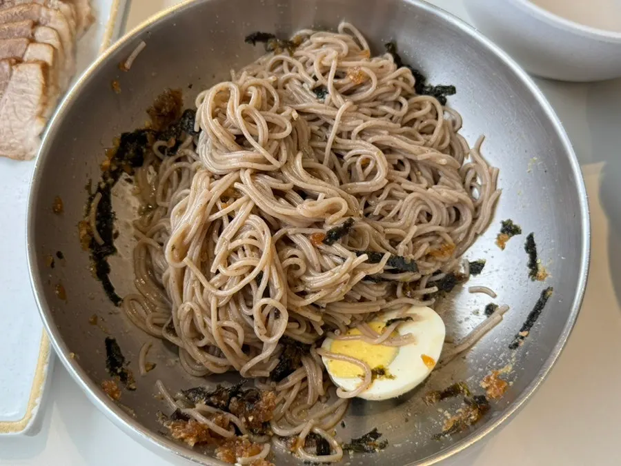 Makguksu noodles with dongchimi broth poured in