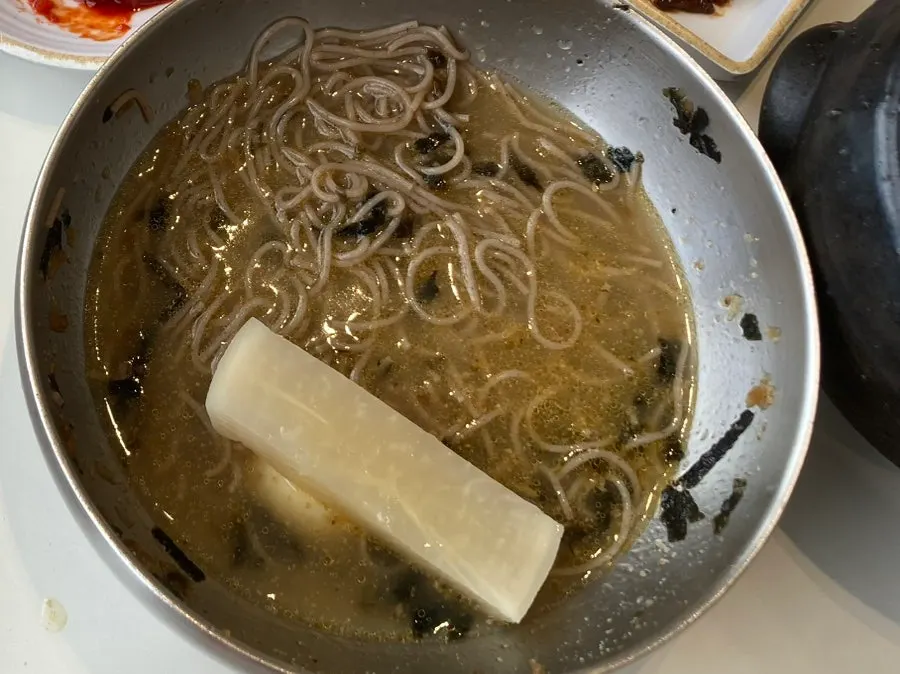 Dongchimi makguksu mixed with perilla oil and sugar
