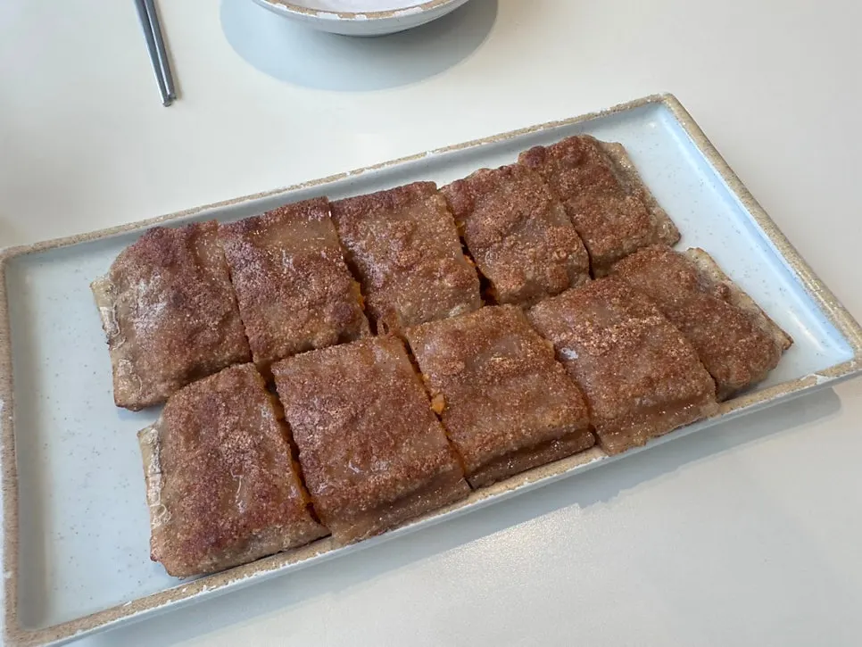 기본 반찬으로 나온 열무김치와 무김치