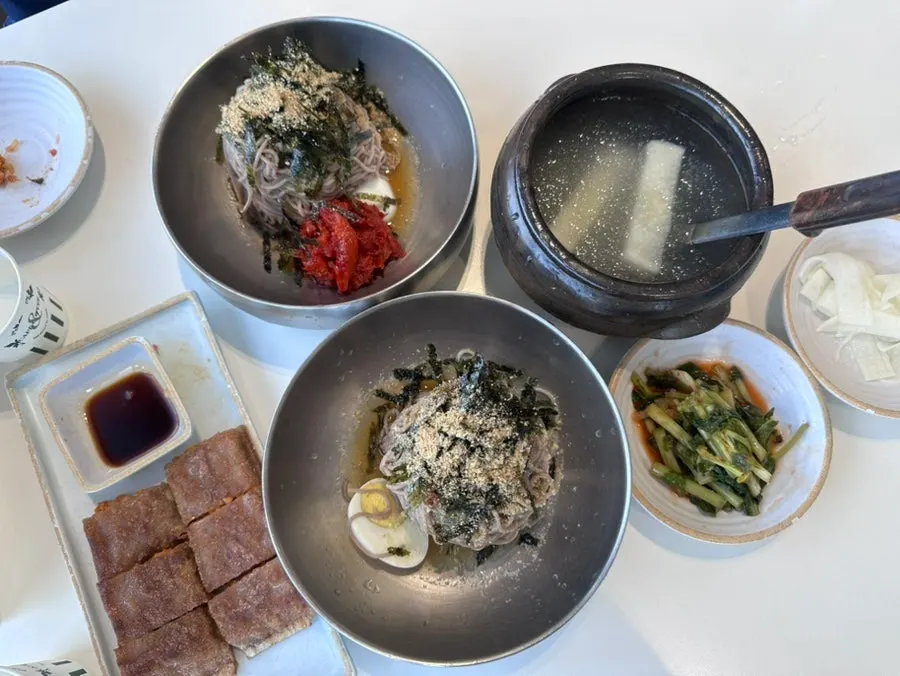 먼저 나온 메밀전병 한 접시