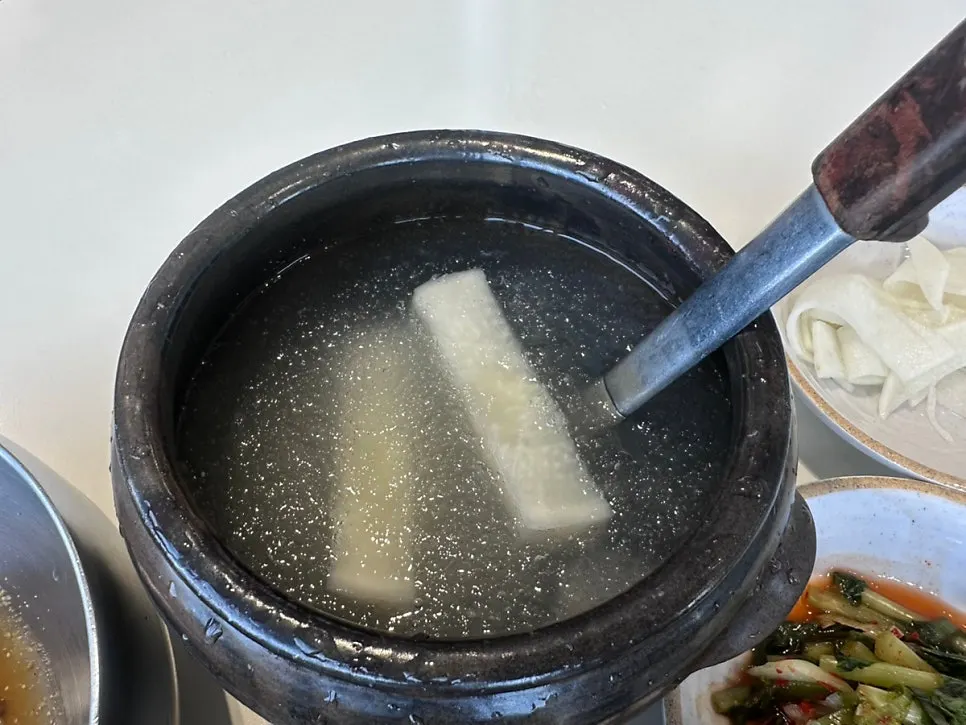 비빔 양념장을 넣어 비빈 회막국수