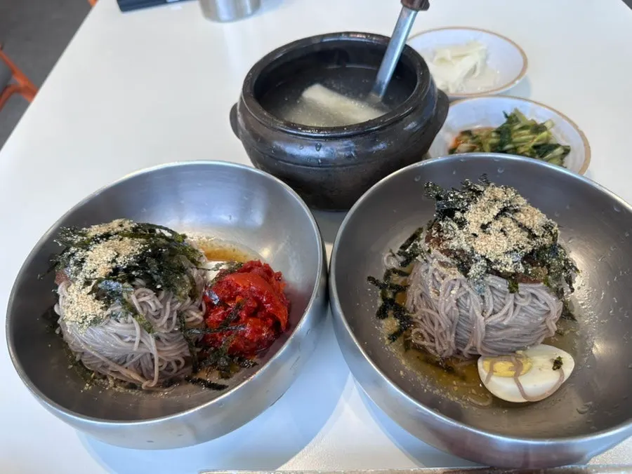 막국수와 회막국수를 나눠 먹은 테이블