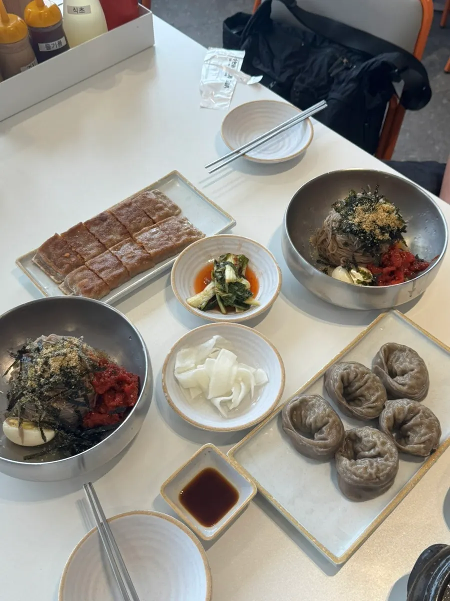 Basic side dishes of yeolmu kimchi and dongchimi radish
