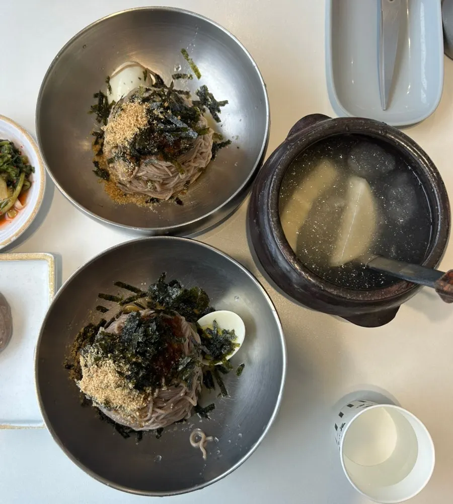 A bowl of dongchimi makguksu served without sauce