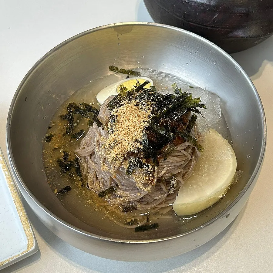 Pouring dongchimi broth into the makguksu