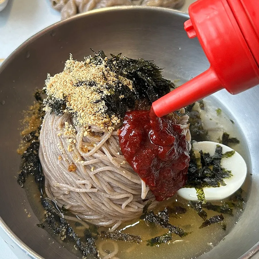 Mixed sauce added on top of the makguksu