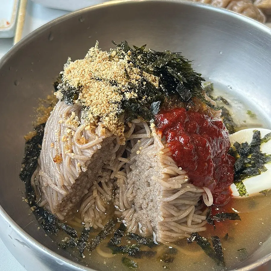 Makguksu mixed with the bibim sauce
