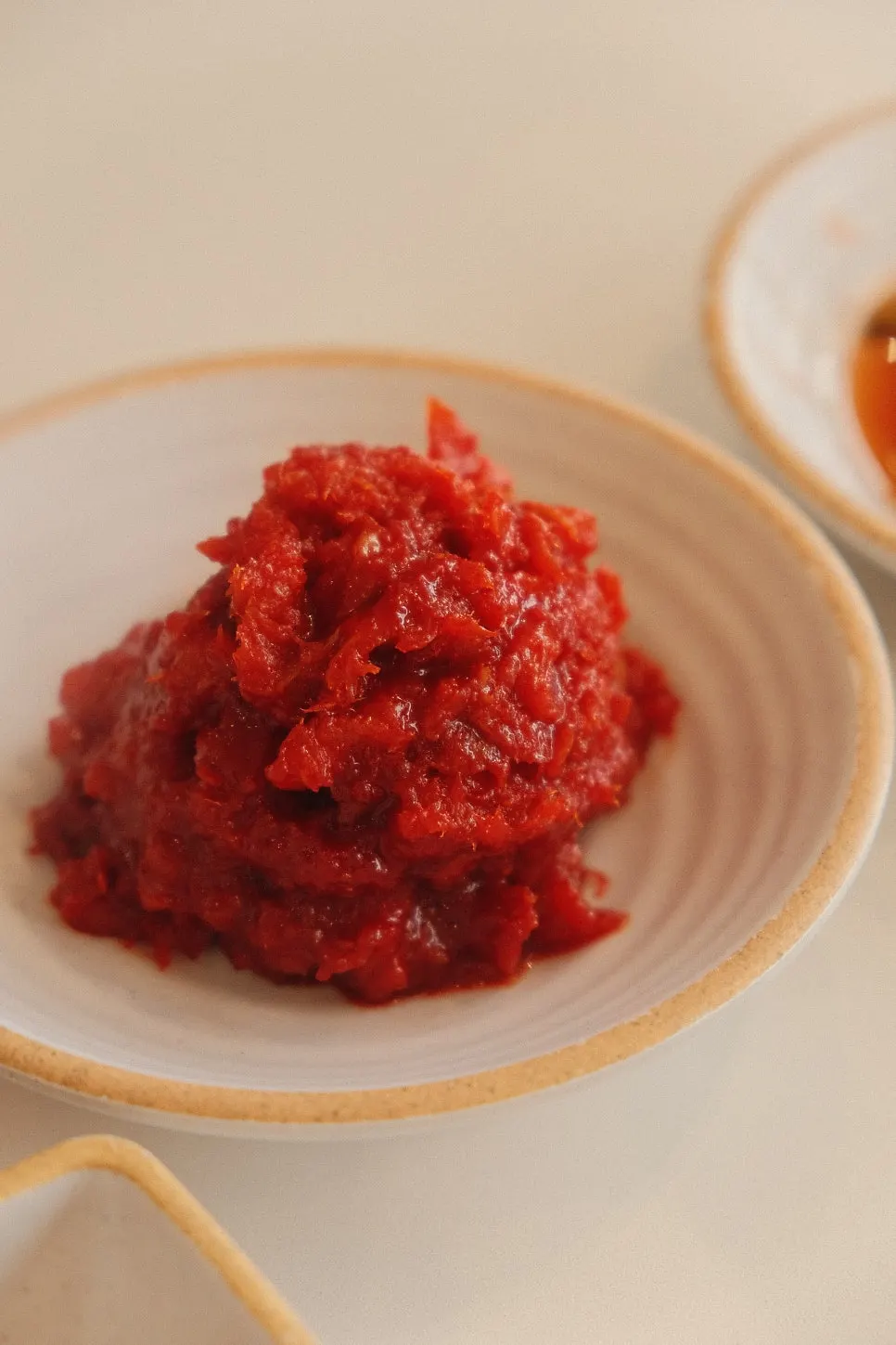 속이 꽉 찬 메밀만두 한 접시
