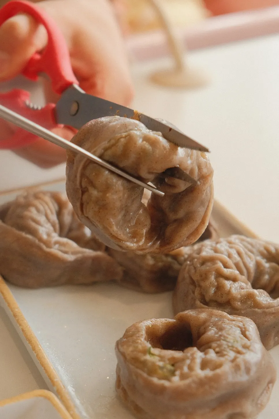 막국수 한 그릇을 먹는 식사 장면