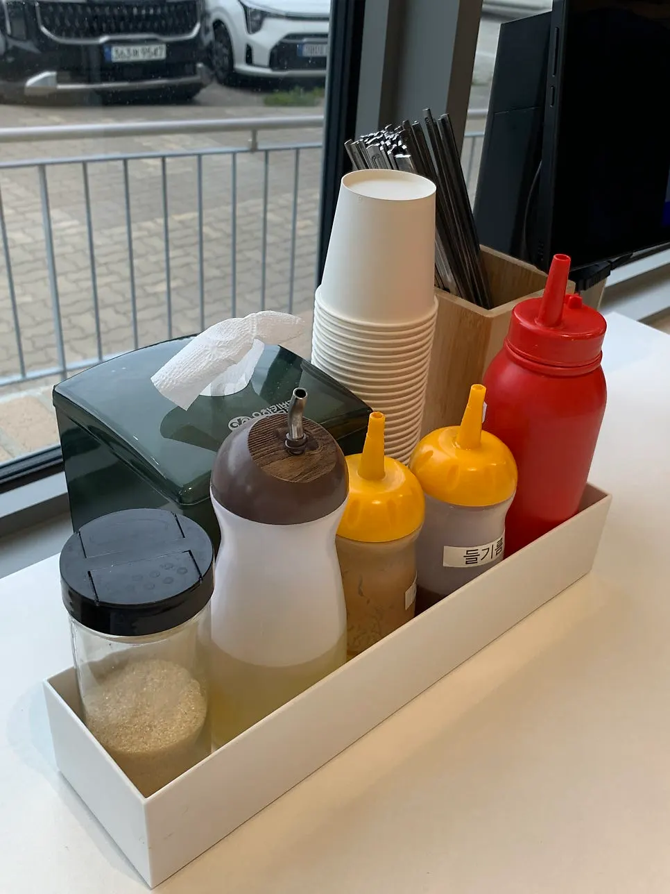 Napkins, utensils, and sauces for the makguksu set on the table