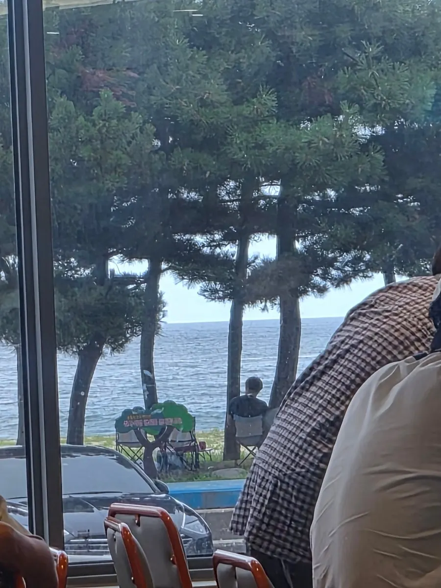 Parking area in front of the restaurant with an ocean view