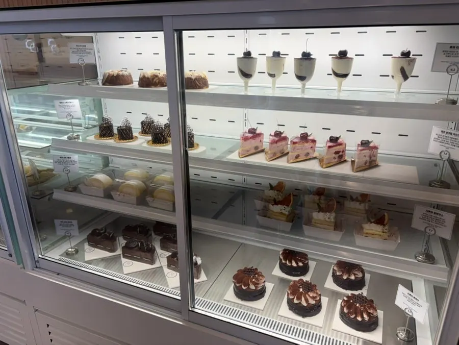 Dessert display at Baegya Coffee