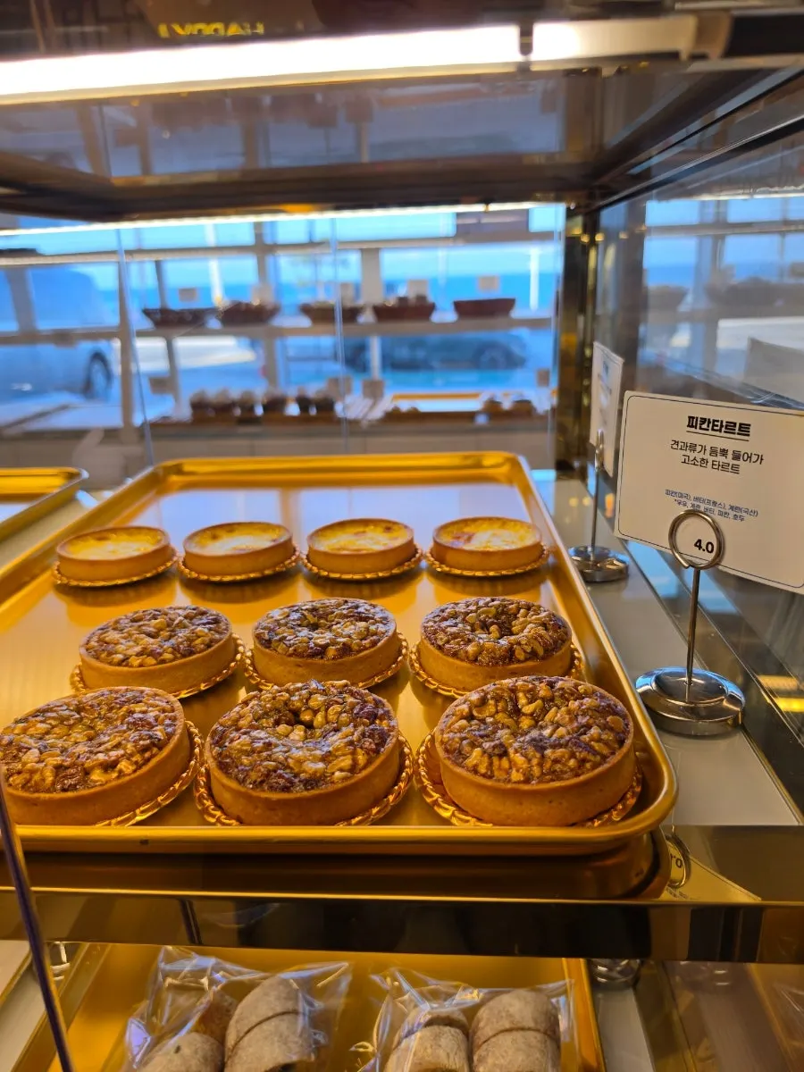Dessert display at Baegya Coffee