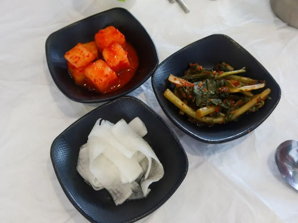 Side dishes served with makguksu
