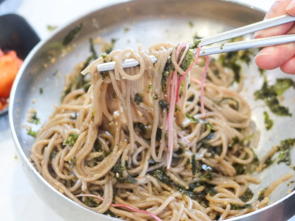 A bowl of perilla oil makguksu