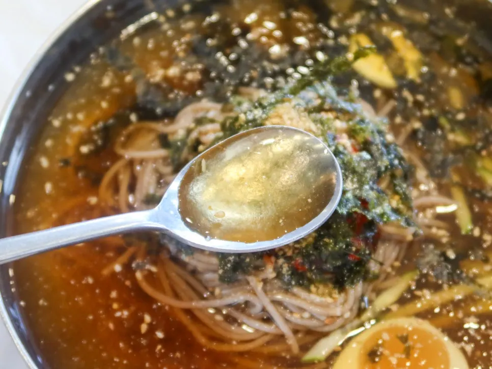 Water makguksu in clear broth