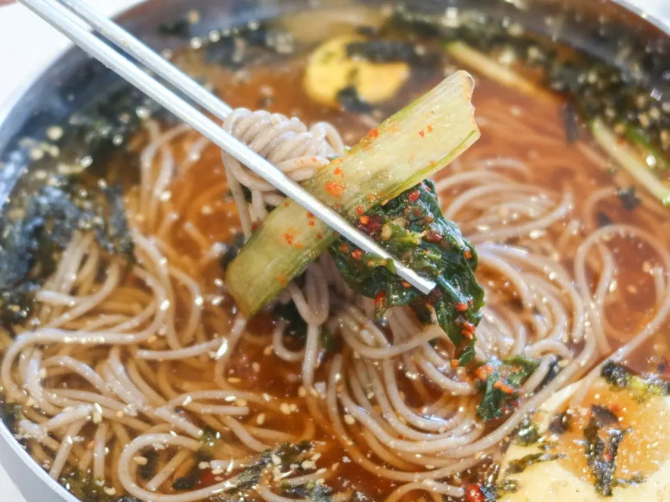 Water makguksu served with yeolmu kimchi