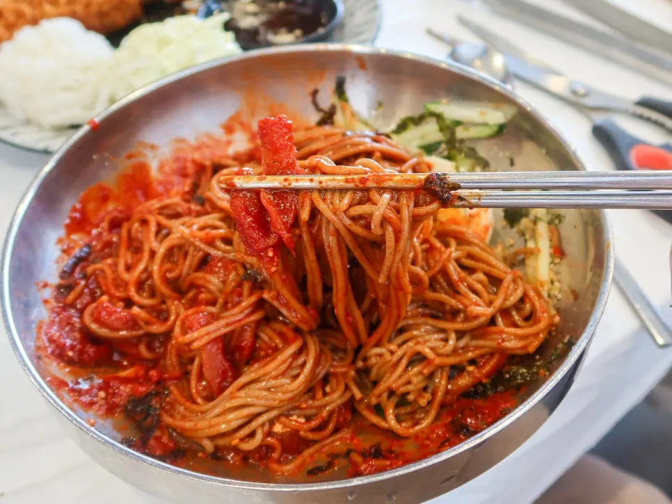 Sweet-and-tangy spicy mixed makguksu with fermented pollock